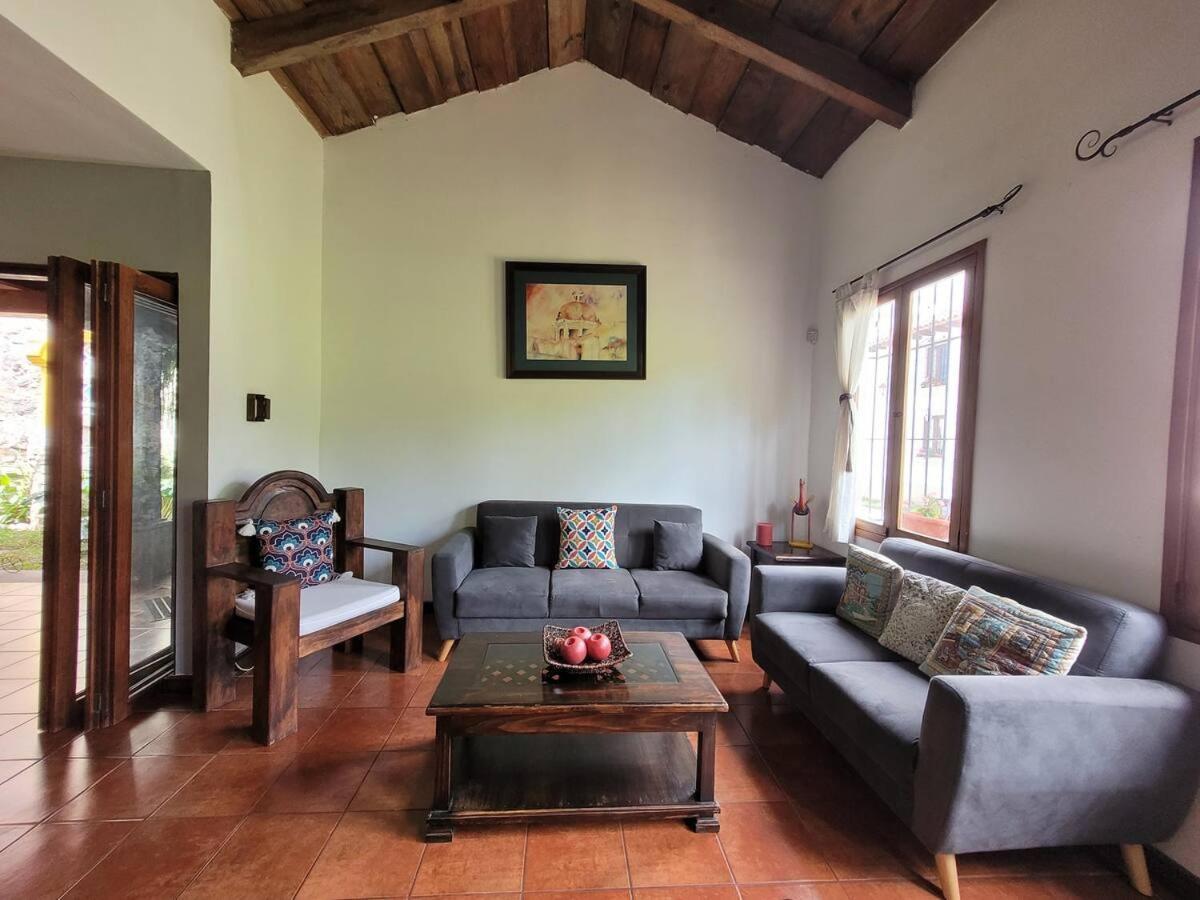Willa Amplia Casa Antigua Guatemala Con Pergola Y Jardin Zewnętrze zdjęcie