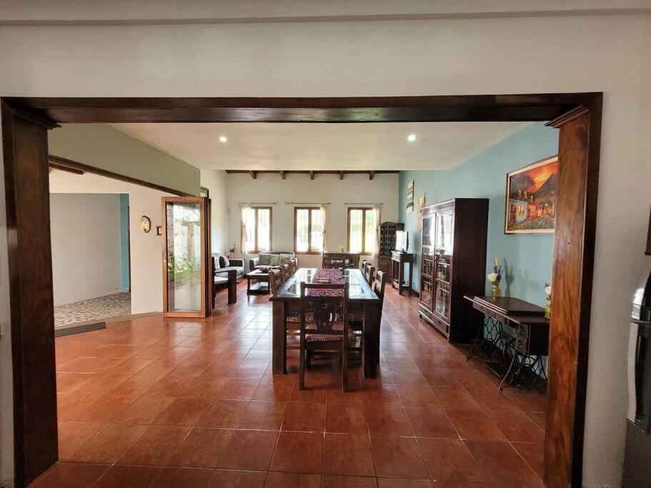 Willa Amplia Casa Antigua Guatemala Con Pergola Y Jardin Zewnętrze zdjęcie