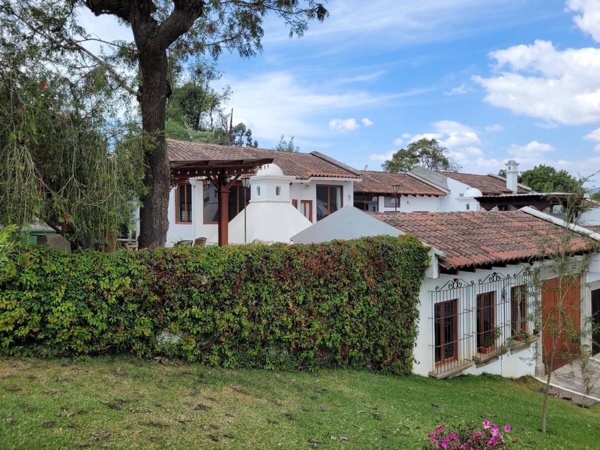Willa Amplia Casa Antigua Guatemala Con Pergola Y Jardin Zewnętrze zdjęcie