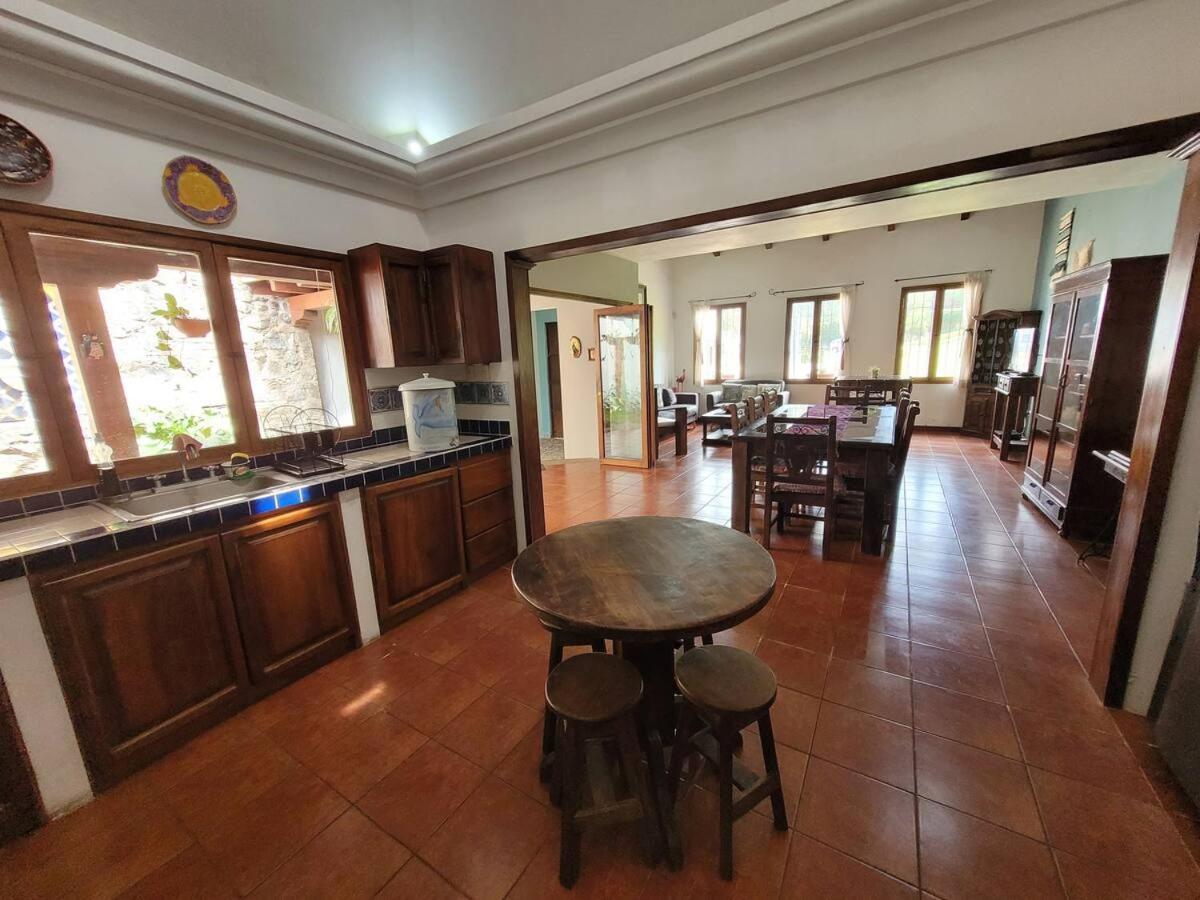 Willa Amplia Casa Antigua Guatemala Con Pergola Y Jardin Zewnętrze zdjęcie