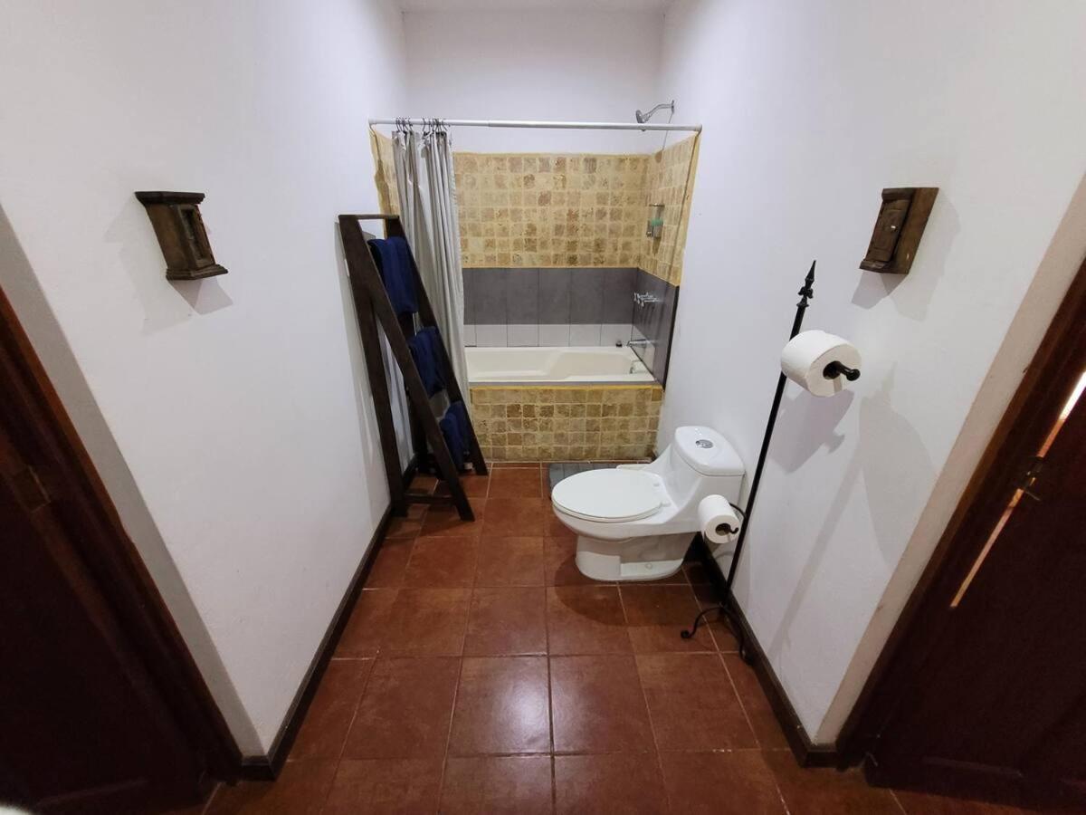 Willa Amplia Casa Antigua Guatemala Con Pergola Y Jardin Zewnętrze zdjęcie