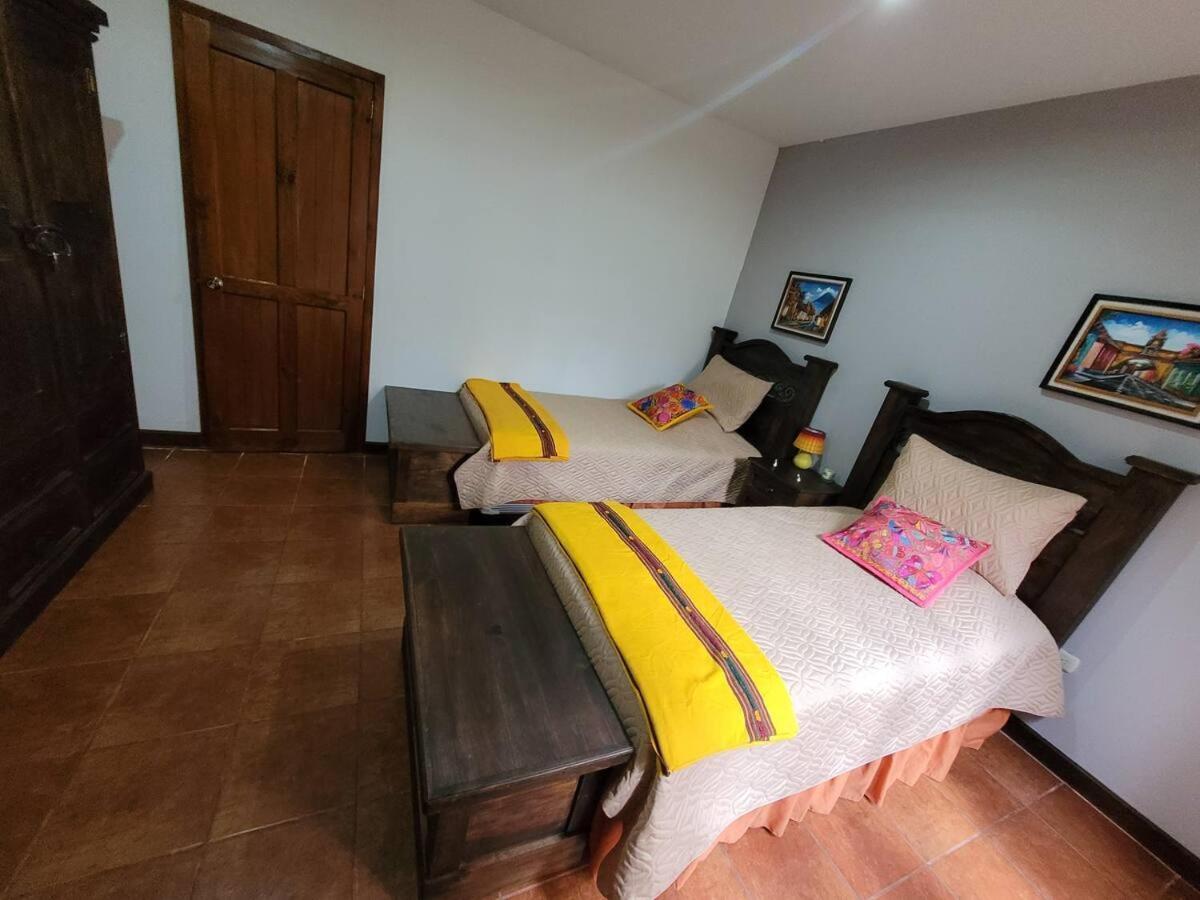 Willa Amplia Casa Antigua Guatemala Con Pergola Y Jardin Zewnętrze zdjęcie