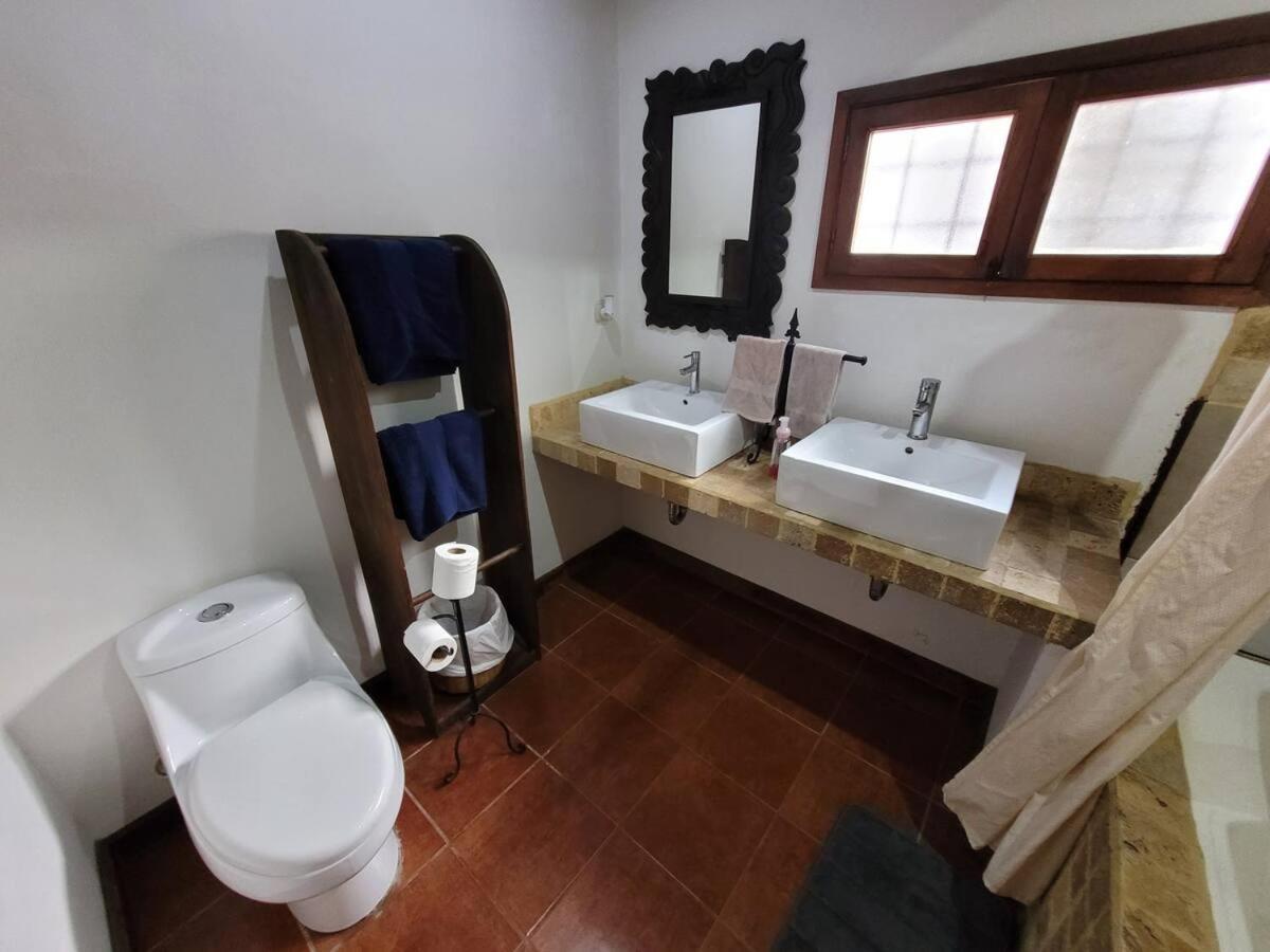 Willa Amplia Casa Antigua Guatemala Con Pergola Y Jardin Zewnętrze zdjęcie