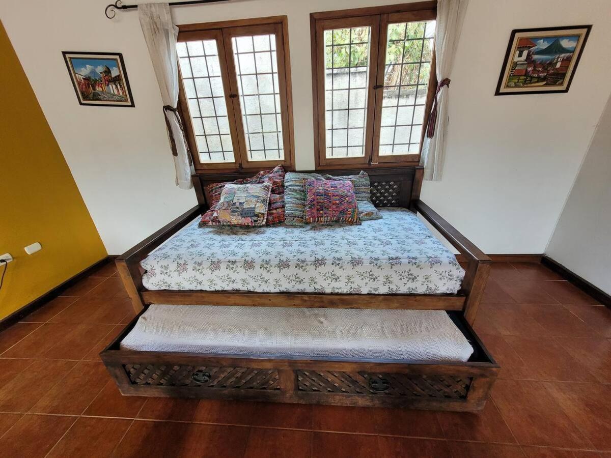 Willa Amplia Casa Antigua Guatemala Con Pergola Y Jardin Zewnętrze zdjęcie