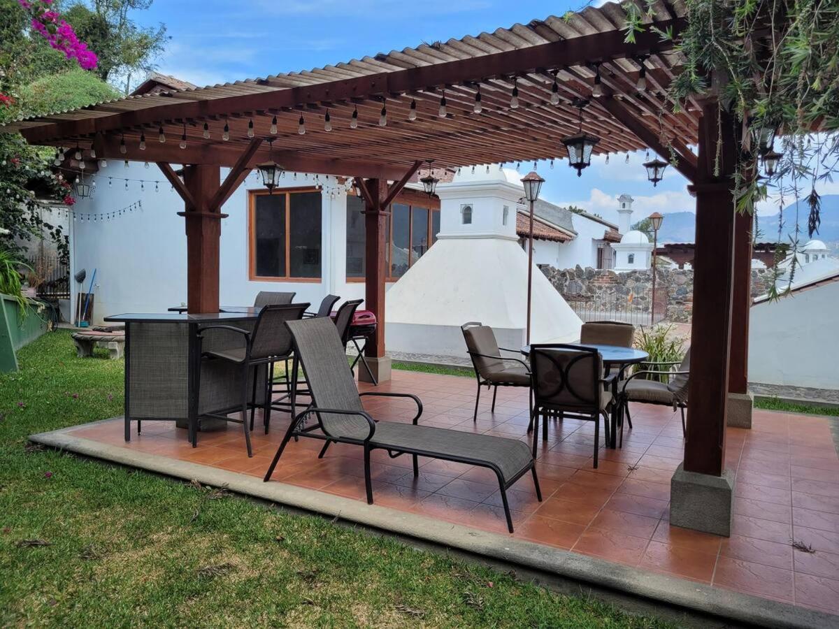 Willa Amplia Casa Antigua Guatemala Con Pergola Y Jardin Zewnętrze zdjęcie