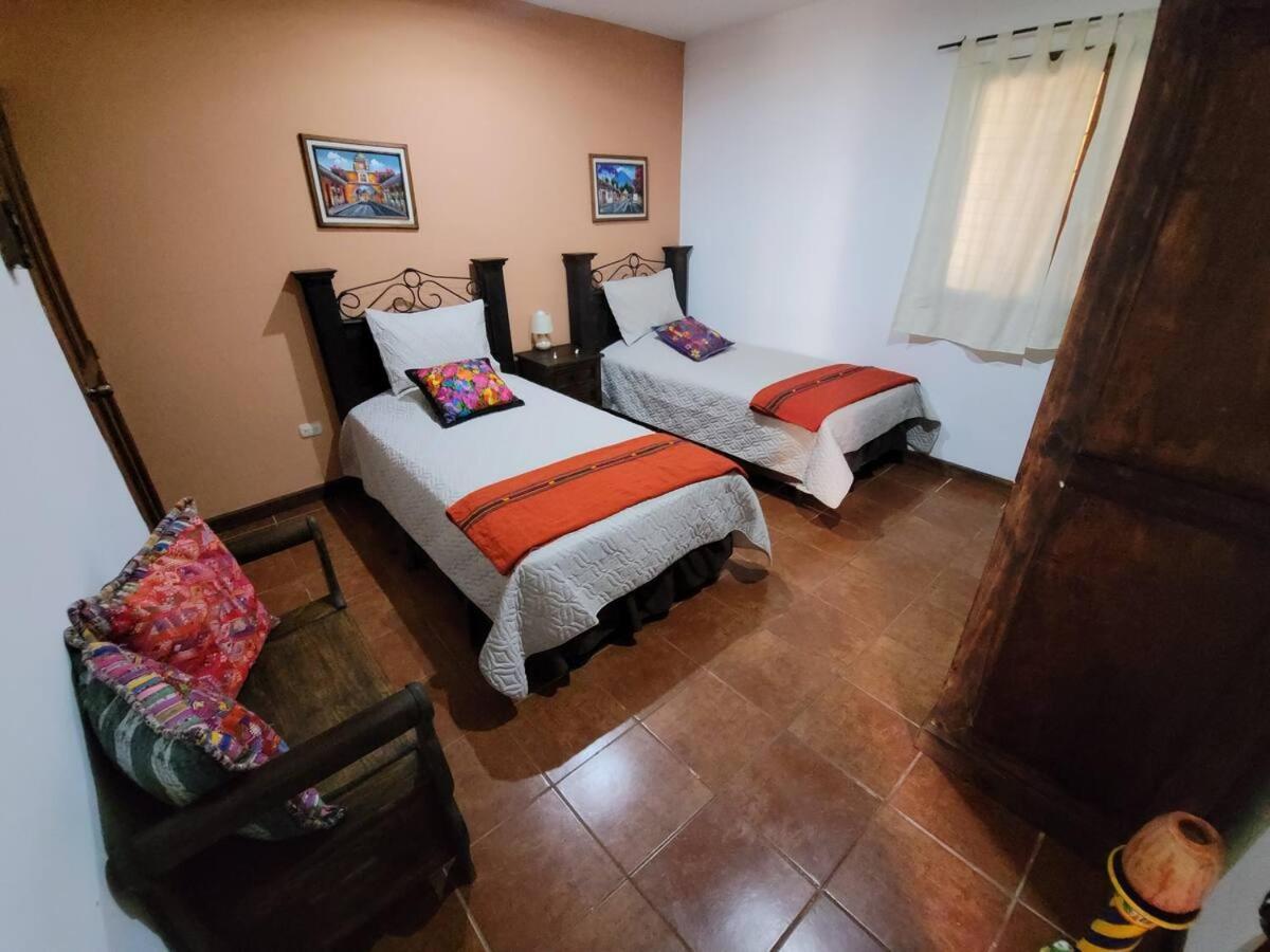 Willa Amplia Casa Antigua Guatemala Con Pergola Y Jardin Zewnętrze zdjęcie